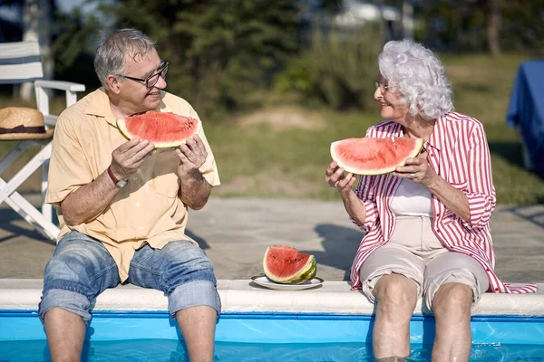 Seniorenpaar Isst Wassermelone Pool Mann Und Frau Genießen Sommerurlaub — Stockfoto