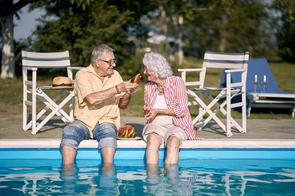Romantisches Glückliches Älteres Paar Genießt Sommerurlaub Der Nähe Des Swimmingpools — Stockfoto