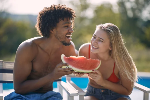 Smiling Couple Enjoy Summer Holiday Swimming Pool Eating Watermelon — Stock Photo, Image