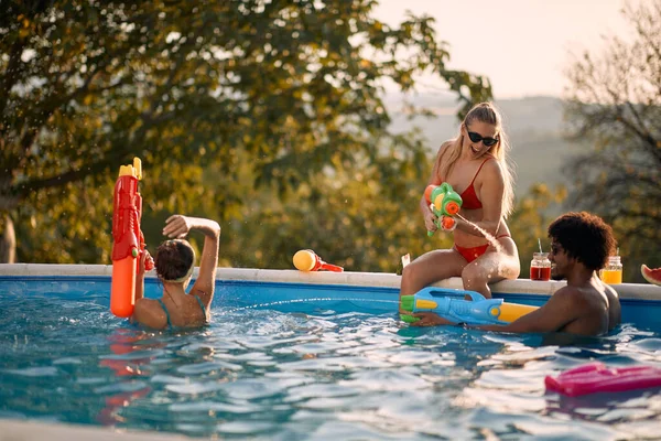 Amigos Loucos Divertindo Com Armas Água Piscina Nas Férias Verão — Fotografia de Stock