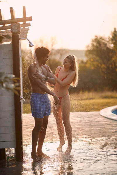Sorrindo Casal Tomando Banho Livre Depois Piscina Sol — Fotografia de Stock