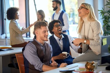 Genç meslektaşlar ofiste birlikte mola veriyorlar.