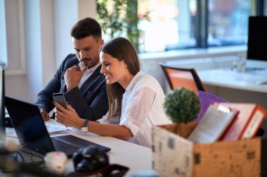 Genç meslektaşlar ofiste tartışıyor ve danışmanlık yapıyorlar.