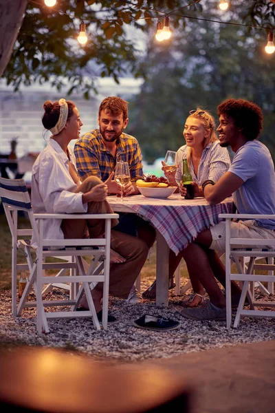 Pessoas Alegres Tendo Festa Amigos Felizes Tendo Festa Cerveja Noite — Fotografia de Stock