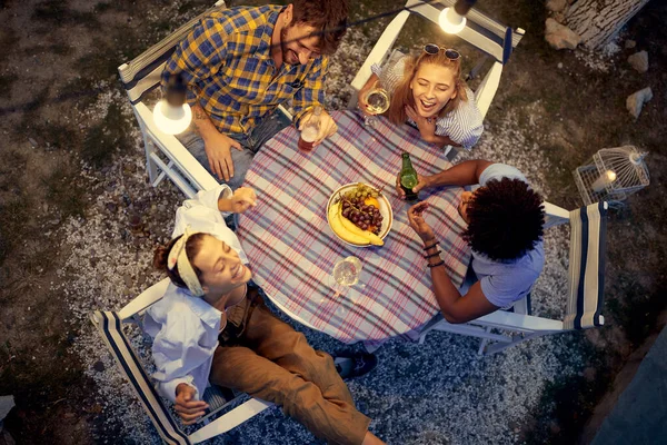 Noite Verão Jardim Grupo Pessoas Felizes Divertem Sorrindo Juntas Torno — Fotografia de Stock