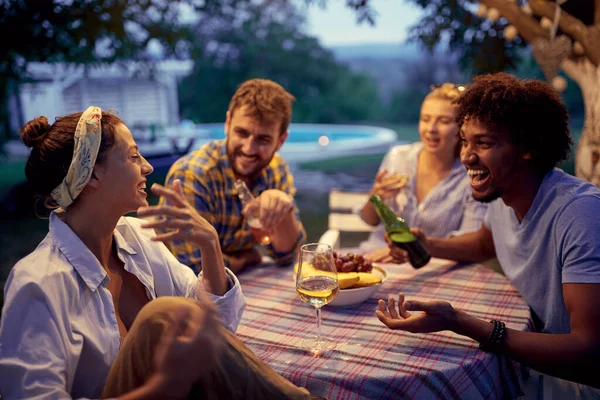 Amigos Sorridentes Bebendo Conversando Durante Noite Verão — Fotografia de Stock