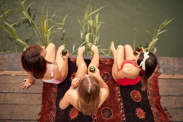 Güneşli Bir Havada Gölün Kıyısında Bikinili Genç Çekici Kızlar Bira — Stok fotoğraf