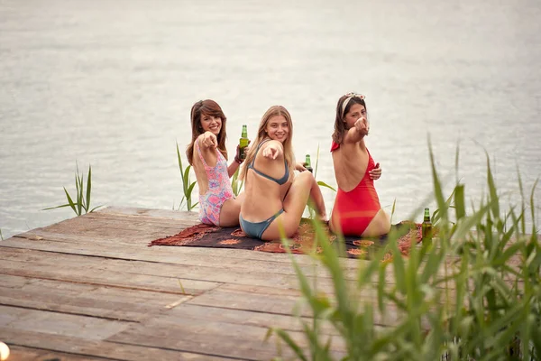 Jovens Garotas Atraentes Biquíni Relaxando Com Cerveja Margem Lago Clima — Fotografia de Stock