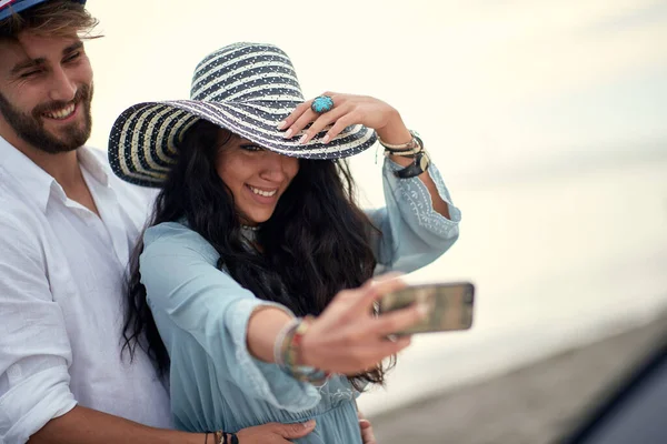 Młoda Para Zakochana Robi Sobie Selfie Słoneczną Pogodę — Zdjęcie stockowe