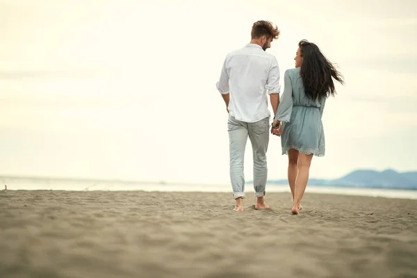 Jóvenes Amantes Momentos Encantadores Playa Con Clima Soleado — Foto de Stock