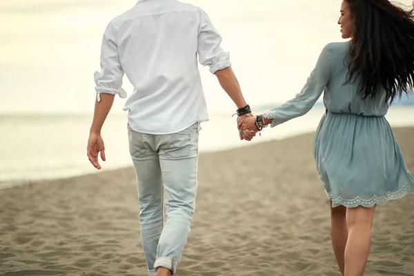 Jóvenes Amantes Caminando Por Playa Con Clima Soleado —  Fotos de Stock