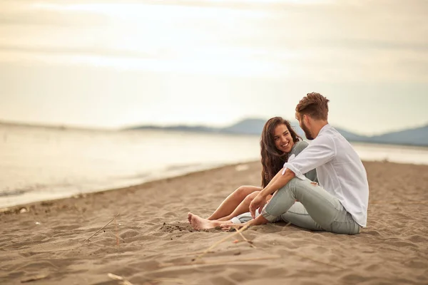 Jóvenes Amantes Playa Momentos Encantadores Arena Clima Soleado —  Fotos de Stock