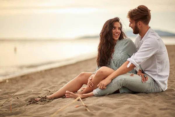 年轻的恋人 在阳光灿烂的海滩上亲密的时刻 — 图库照片