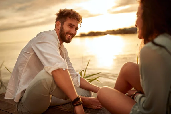 Young Couple Romantic Sunset Shore Lake — Stock Photo, Image