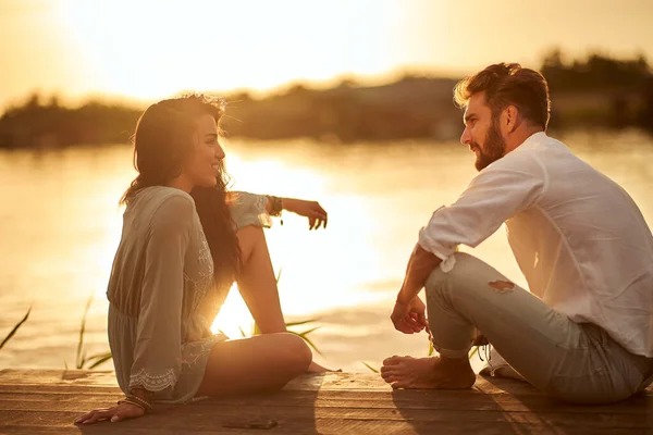 Giovane Coppia Chat Emotiva Sul Tramonto Sulla Riva Del Lago — Foto Stock