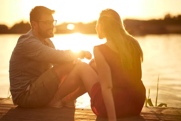 Giovani Amanti Che Godono Tramonto Sul Lago Con Bel Tempo — Foto Stock