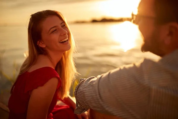 Pareja Feliz Disfrutando Puesta Sol Lago — Foto de Stock