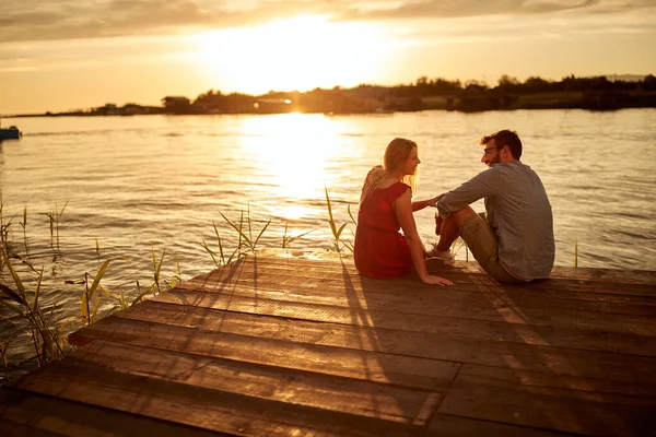 Jong Paar Genieten Van Intieme Momenten Zonsondergang Het Meer — Stockfoto