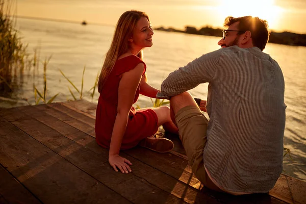 Jong Paar Liefde Genieten Van Zonsondergang Het Meer — Stockfoto