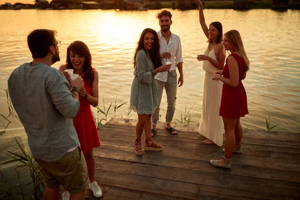 Gruppo Amici Che Godono Festa Bel Tramonto Sul Lago Con — Foto Stock