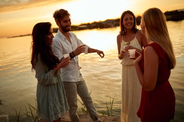 Bir Grup Arkadaş Göl Kıyısında Güzel Bir Gün Batımıyla Partide — Stok fotoğraf
