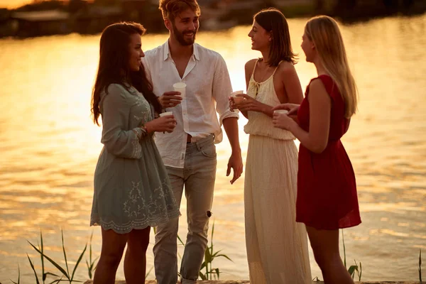 Gruppe Von Freunden Einem Schönen Gespräch Auf Der Party See — Stockfoto