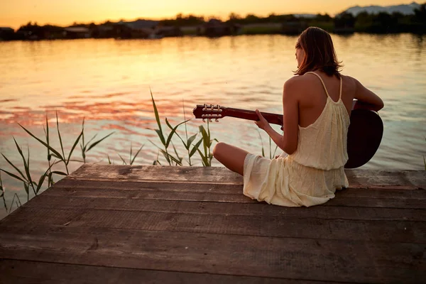 Jong Meisje Spelen Gitaar Oever Van Het Meer Met Een — Stockfoto