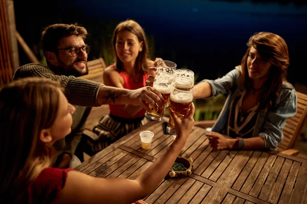 Grupo Amigos Fazendo Brinde Bar Lago Com Uma Bela Noite — Fotografia de Stock