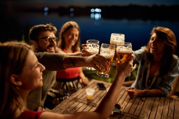 Grupo Amigos Haciendo Brindis Con Cerveza Bar Del Lago Con —  Fotos de Stock