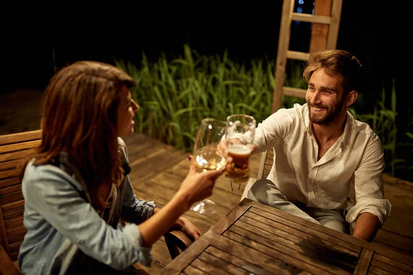 Jeune Couple Dégustant Verre Bar Sur Lac Par Une Belle — Photo