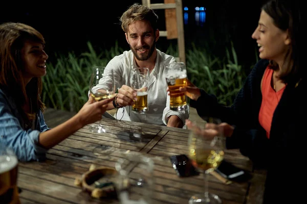 Jovem Bonito Cara Fazendo Brinde Com Meninas Bar Lago Uma — Fotografia de Stock