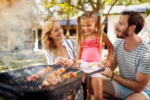Famiglia Con Suoi Figli Sorridenti Preparare Fuoco Barbecue Famiglia — Foto Stock