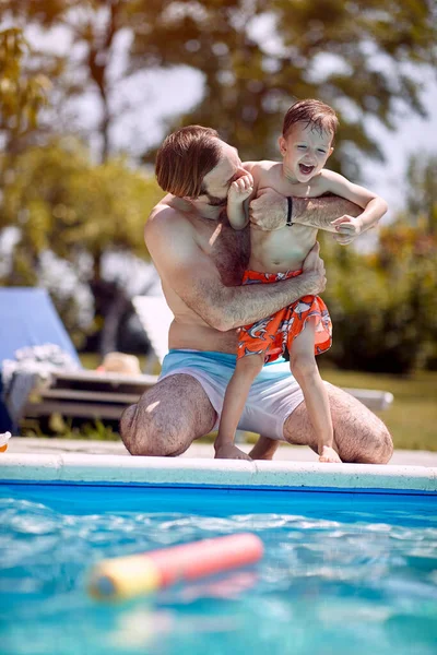 Táta Šťastný Syn Baví Relaxaci Venkovním Bazénu — Stock fotografie