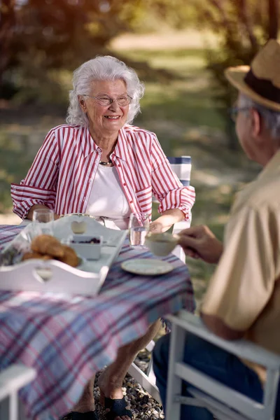 Lächelndes Seniorenpaar Das Draußen Tisch Sitzt Seniorin Und Mann Genießen — Stockfoto