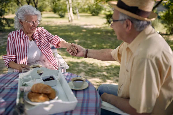 Lächelndes Seniorenpaar Sitzt Draußen Tisch Und Genießt Zusammen — Stockfoto