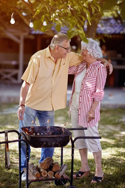 Glückliche Senioren Bereiten Gemeinsames Grillen Garten Vor — Stockfoto