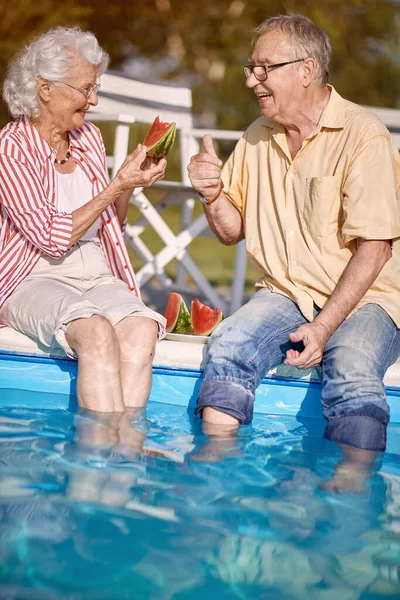 Romantisch Glückliche Senioren Genießen Sommerurlaub Der Nähe Von Schwimmbad Und — Stockfoto