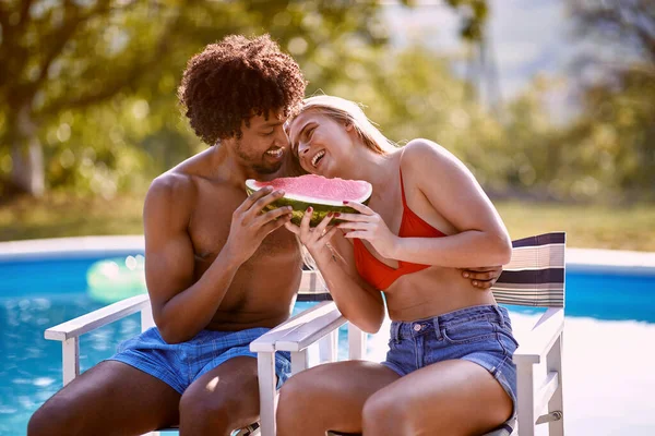 Couple Relaxing Swimming Pool Smiling Man Woman Eating Watermelon Together — Stock Photo, Image