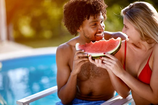 Man Och Kvinna Kopplar Nära Poolen Leende Par Äter Vattenmelon — Stockfoto