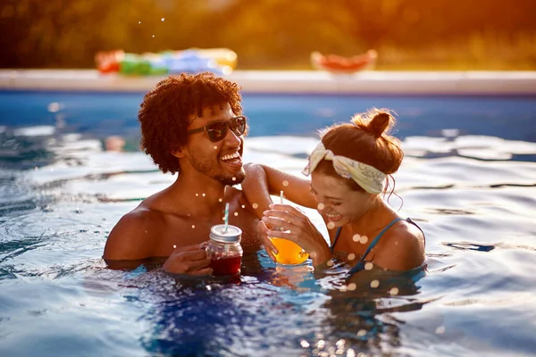 Jovem Menina Alegre Homens Divertindo Verão Piscina — Fotografia de Stock