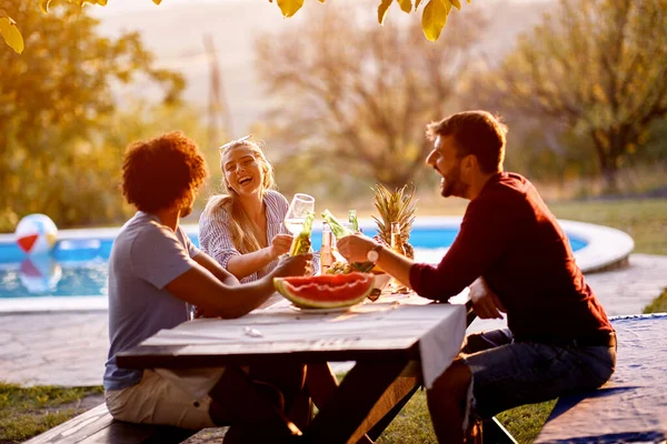 Group Smiling Friends Drink Outdoor Summer Night — Stock Photo, Image