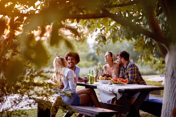 Glada Unga Vänner Som Har Fest Utomhus Pratar Och Skrattar — Stockfoto