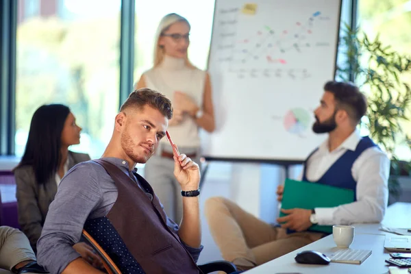 Jonge Collega Hebben Een Informele Bijeenkomst Kantoor — Stockfoto