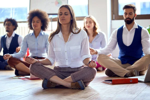 Young Colleagues Having Yoga Relaxing Office — Stock Photo, Image