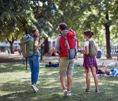 Seyahat eden ve tatilin tadını çıkaran sırt çantalı mutlu arkadaşlar..