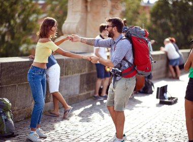 İnsanlar tatilde seyahat edip eğleniyorlar. Mutlu erkek ve kadın birlikte dans ediyor..