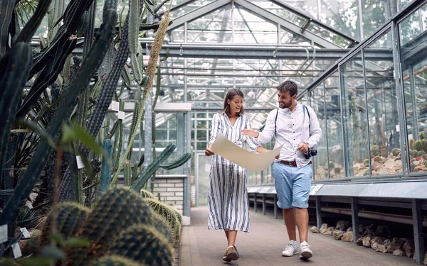 ブループリントで働きながら楽しむ園芸家の女性と男性 — ストック写真