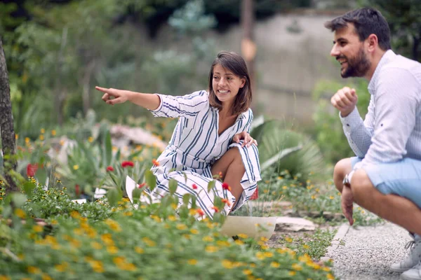 Les Jeunes Horticulteurs Souriants Femme Homme Beau Jardin Fleurs Travaillant — Photo