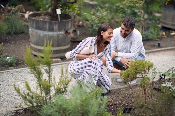 在植物园中 设计师是外表的人 在美丽的植物园中 男人和女人一起微笑 — 图库照片