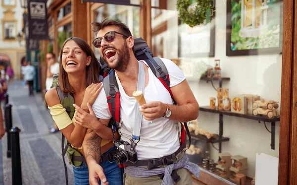 Mutlu Turist Çift Tatilde Eğleniyor Seyahat Ediyor Gülümsüyor — Stok fotoğraf